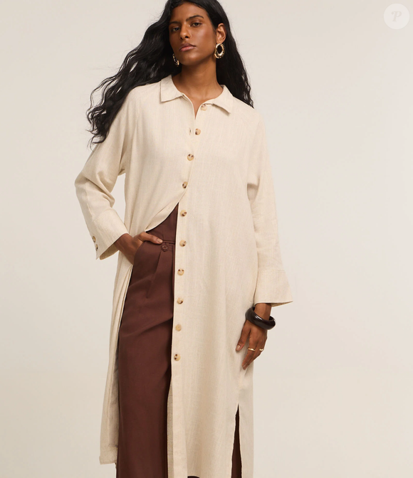 Os vestidos chemise continuam sendo aliados das mulheres durante o inverno, especialmente quando usados com botas, trench coats e tricôs estruturados
