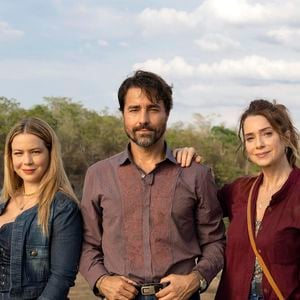 Leandra Leal ao lado de Ricardo Pereira e Leticia Spiller