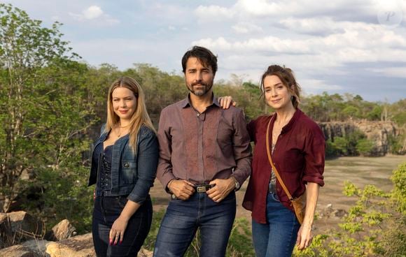 Leandra Leal ao lado de Ricardo Pereira e Leticia Spiller