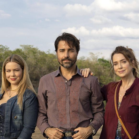 Leandra Leal ao lado de Ricardo Pereira e Leticia Spiller