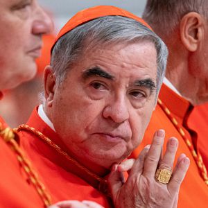 Aos 76 anos, Becciu transforma sua condição de cardeal em escudo para desafiar regras e resistências