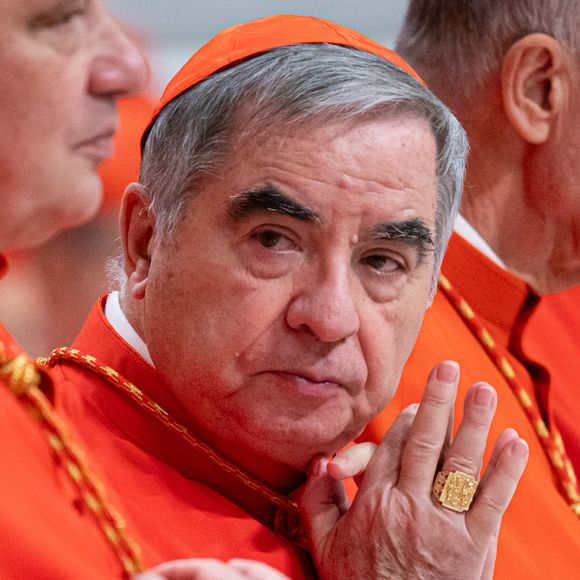 Aos 76 anos, Becciu transforma sua condição de cardeal em escudo para desafiar regras e resistências
