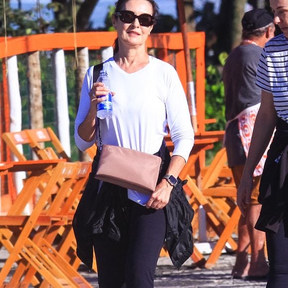 Fátima Bernardes foi fotografada durante uma caminhada pela orla da Barra da Tijuca, no Rio de Janeiro, mostrando que saúde e bem-estar seguem entre suas prioridades