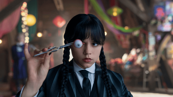 O elenco da segunda temporada de 'Wednesday' inclui esta atriz lésbica que você provavelmente já viu antes, mas não lembra de onde