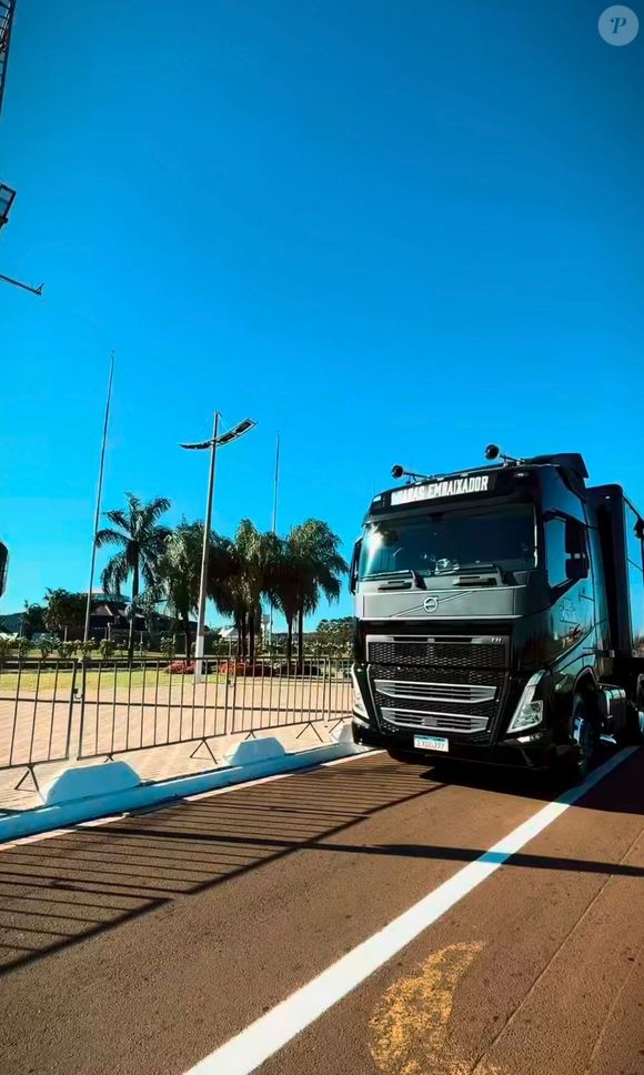 Gusttavo Lima voltou ao palco da Festa do Peão de Barretos após três anos longe do evento, enquanto sua família permaneceu na cidade em um motorhome equipado com estrutura de casa de luxo