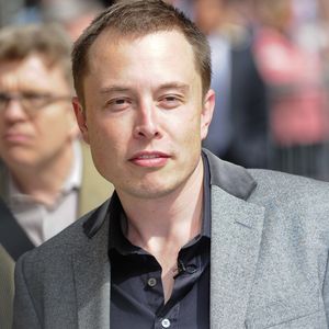 2009: esta foi uma das últimas aparições de Elon Musk antes de seu transplante capilar