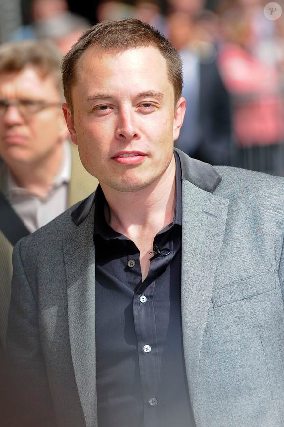 2009: esta foi uma das últimas aparições de Elon Musk antes de seu transplante capilar