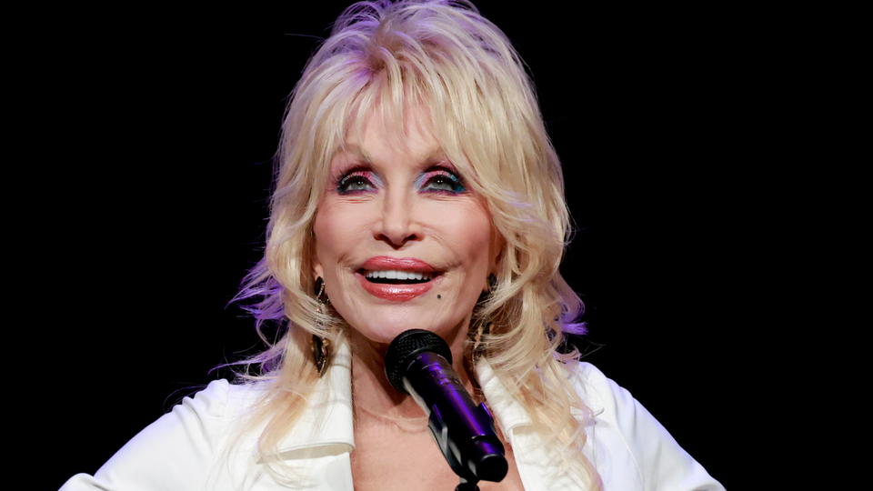 Morre Dolly Parton aos 80 anos: lenda country é autora de hit de Whitney Houston