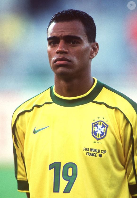 Em 1999, Denilson comprou parte dos direitos do Soweto, o maior grupo de pagode da época e que revelou Belo ao Brasil