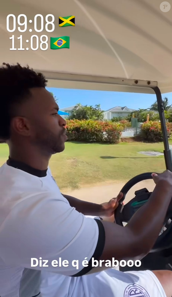 O passeio de carrinho de golfe de Vini Jr. e Virgínia Fonseca terminou em risadas. A influenciadora brincou com o namorado após o jogador invadir um canteiro