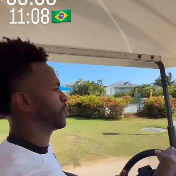 O passeio de carrinho de golfe de Vini Jr. e Virgínia Fonseca terminou em risadas. A influenciadora brincou com o namorado após o jogador invadir um canteiro