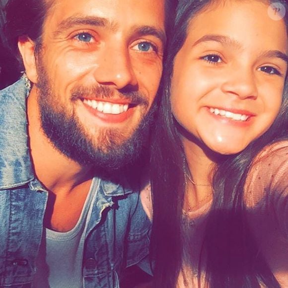 Rafael Cardoso e Mel Maia sorriem para um registro dos bastidores das cenas finais da novela 'Além do Tempo'