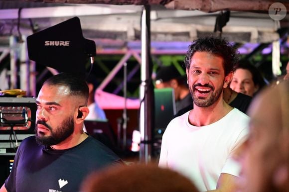 Novo namorado de Ivete Sangalo, Tiago Maia surgiu sorridente enquanto prestigiava a cantora durante apresentação no Fortal 2026