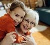 Em contraste com uma cultura onde tudo parece projetado para produção em massa e rápida substituição, a Nonna Maxxing defende o valor de coisas que duram, podem ser consertadas e podem ser transmitidas de geração em geração.
