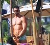 Bella Campos e Cauã Reymond filmaram em um quiosque na Praia da Barra da Tijuca, no Rio de Janeiro