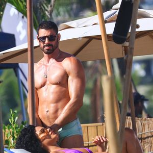 Bella Campos e Cauã Reymond filmaram em um quiosque na Praia da Barra da Tijuca, no Rio de Janeiro