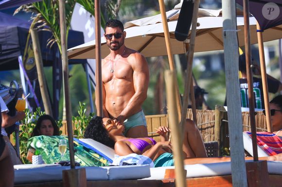 Bella Campos e Cauã Reymond filmaram em um quiosque na Praia da Barra da Tijuca, no Rio de Janeiro