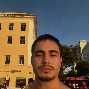 Aos 34 anos, Danilo Mesquita acumula trabalhos na TV, no cinema e no streaming e agora volta aos holofotes por possível romance com Anitta