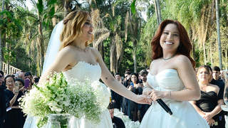 Vestido de noiva de Mari Fernandez tem 3 m de cauda, corset com laço estilizado e vira saia curta para festa. Fotos!