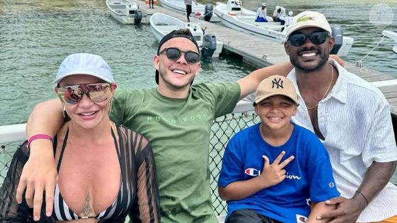 Aline Bianca de férias com o marido e os dois filhos