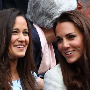 Pippa Middleton e Kate Middleton tem uma marca de nascença no mesmo lugar.