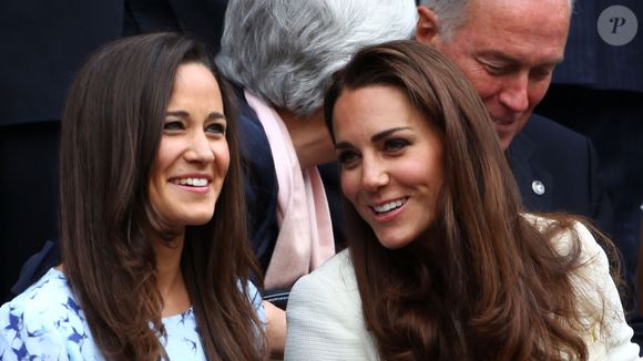 Pippa Middleton e Kate Middleton tem uma marca de nascença no mesmo lugar.