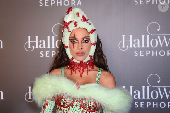 Mas sua escolha não agradou parte do público, que considerou o look fora do tema proposto neste ano: “A Máquina do Tempo”.