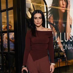 Para o evento realizado nesta quinta-feira (8), em São Paulo, a atriz apostou em uma blusa de mangas cumpridas com recorte assimétrico e bermuda de alfaiataria na cor marrom.