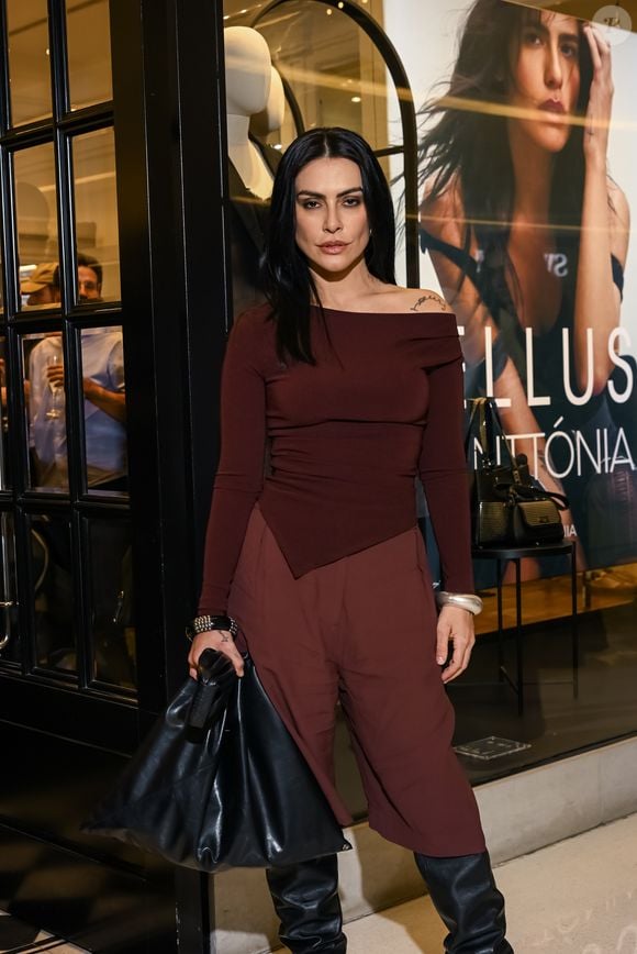 Para o evento realizado nesta quinta-feira (8), em São Paulo, a atriz apostou em uma blusa de mangas cumpridas com recorte assimétrico e bermuda de alfaiataria na cor marrom.