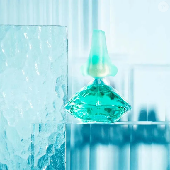 Com base envolvente de baunilha, âmbar e sândalo, o perfume reforça a ideia de um cheiro de rica discreto e marcante