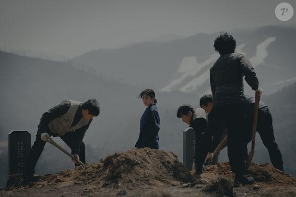 Enquanto isso, uma série de assassinatos relacionados ao cemitério começam a aparecer, deixando o ambiente ainda mais perturbador