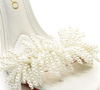 O couro branco e as miçangas da sandália Cecconello criam uma combinação sofisticada que funciona com vestidos fluidos, saias midi e produções para eventos noturnos