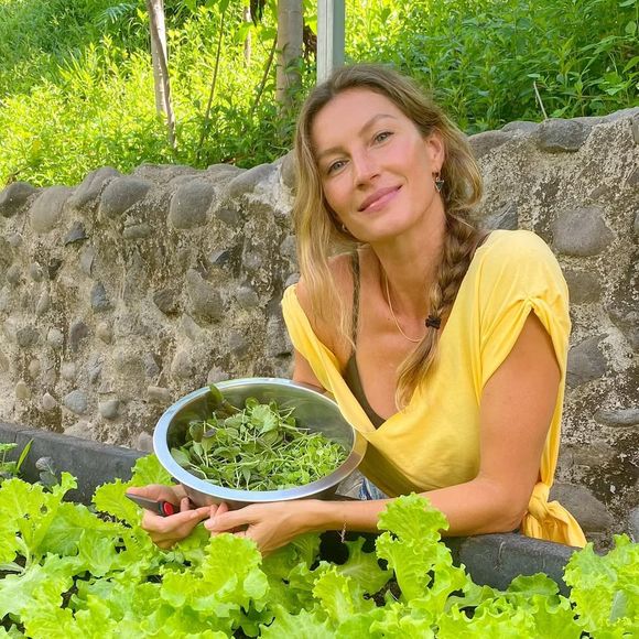 No dia a dia, Gisele Bündchen prioriza o consumo de vegetais em sua dieta, que representam 80% de sua alimentação