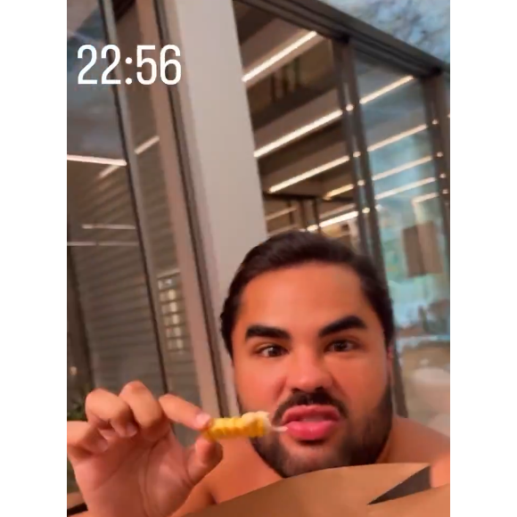 Virgínia Fonseca e os amigos provavam um lanche. Lucas Guedez aprovou e soltou: ‘Se eu descobrir que você é sócia disse aqui, viu, Virgínia…’. ‘Queria!’, reagiu ela