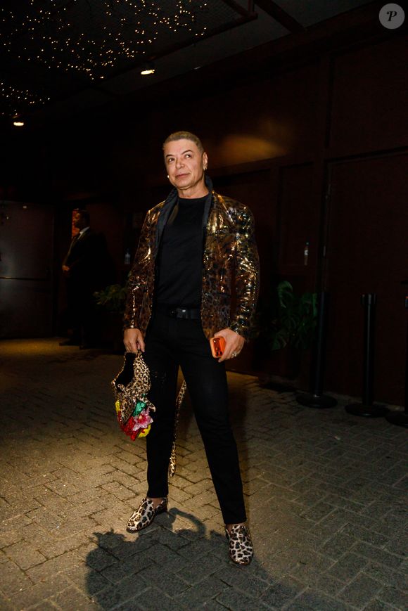 David Brazil também se jogou no animal print, com direito a uma cauda felina no look