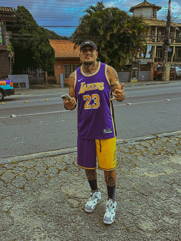 Em foto recente, MC Binn mostrou toda sua mudança corporal e pegou a web de surpresa