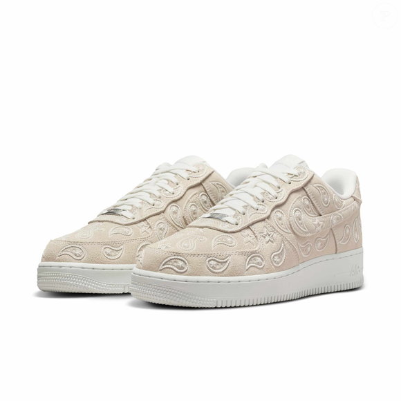 Muito além da beleza! Segundo a Nike, o Air Force 1 Low Paisley combina o visual elegante da estampa paisley com solado de borracha de alta durabilidade e a tradicional tecnologia Nike Air para garantir conforto