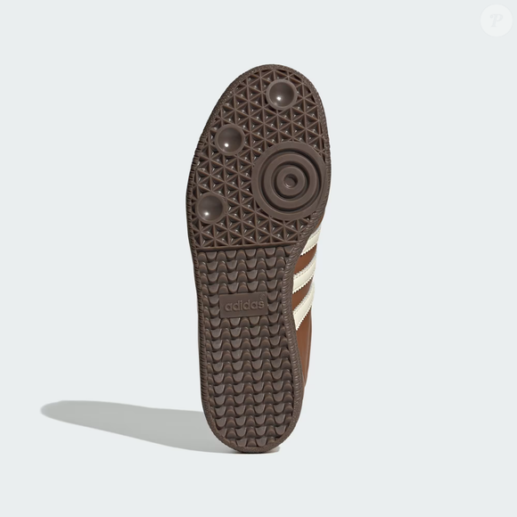 Sucesso entre amantes de moda retrô, o Adidas Samba Língua Longa combina estética vintage, tons aconchegantes e um visual casual extremamente elegante