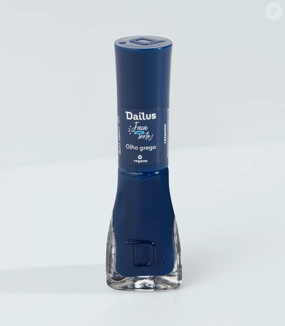 Entre os esmaltes mais intensos, o destaque fica para o “Olho Grego”, da coleção Faça Sua Sorte, da Dailus. O azul-escuro foi inspirado no tradicional talismã conhecido por afastar o mau-olhado