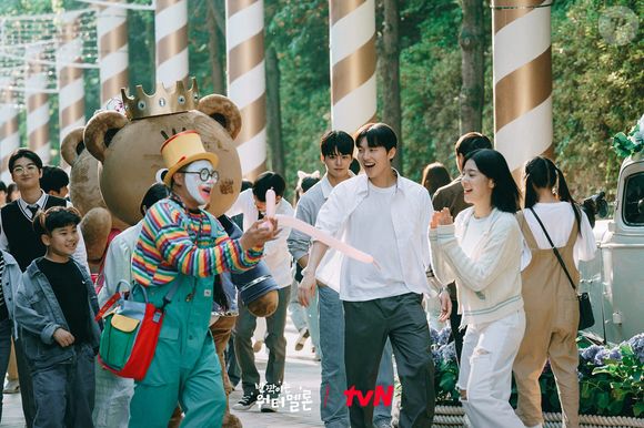 Repreendido por seus pais, que são surdos, Eun-gyeol acaba voltando no tempo e o conhece nos anos 90, quando são adolescentes