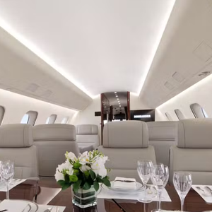 Espaço de jantar do jatinho Global 7500 conta com mesa para reuniões e refeições durante o voo