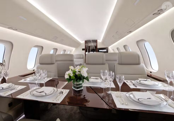 Espaço de jantar do jatinho Global 7500 conta com mesa para reuniões e refeições durante o voo