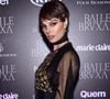 O Shixie Cut reúne o melhor do Shag e do Pixie Cut em um único visual. As laterais e a nuca seguem a estrutura do Pixie, enquanto o topo recebe camadas texturizadas inspiradas no Shag; Isis Valverde já aderiu as madeixas super curtas