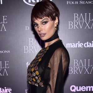 O Shixie Cut reúne o melhor do Shag e do Pixie Cut em um único visual. As laterais e a nuca seguem a estrutura do Pixie, enquanto o topo recebe camadas texturizadas inspiradas no Shag; Isis Valverde já aderiu as madeixas super curtas