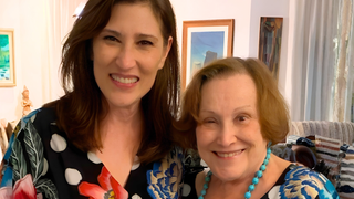 'Não pude dar a ela minha mão, meu abraço, meu afeto': Beth Goulart expõe maior ferida deixada pela morte da mãe, Nicette Bruno, aos 87 anos