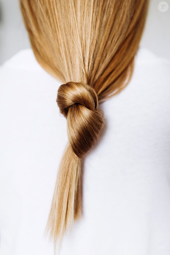 O segredo para conquistar o glass hair está na combinação de hidratação profunda, técnicas de alisamento com ferramentas adequadas e produtos que selam as cutículas dos fios.