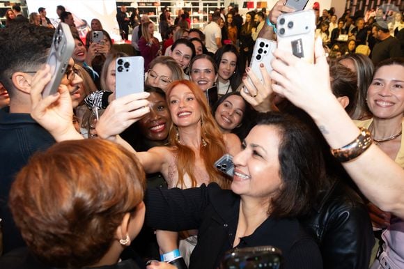 A combinação escolhida por Marina Ruy Barbosa cria uma estética ao mesmo tempo nostálgica e moderna, unindo a sensualidade dos anos 90 ao romantismo e espírito boêmio dos anos 70. A presença da atriz ainda provocou tumulto entre as fãs presentes no evento em São Paulo