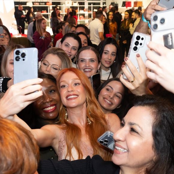 A combinação escolhida por Marina Ruy Barbosa cria uma estética ao mesmo tempo nostálgica e moderna, unindo a sensualidade dos anos 90 ao romantismo e espírito boêmio dos anos 70. A presença da atriz ainda provocou tumulto entre as fãs presentes no evento em São Paulo