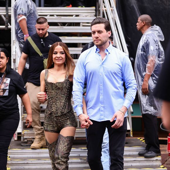 Depois do show, Maiara deixou o palco acompanhada do namorado, com quem se dirigiu para uma área vip do evento