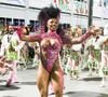 Evelyn Bastos usa fantasia com um dos seios de fora para desfile da Mangueira